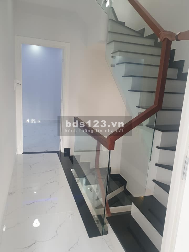 Bán Nhà Phố Gò Vấp HXH DT: 61m2, 3L, 4.2m x 13m, Giá Chỉ: 8.1 tỷ.