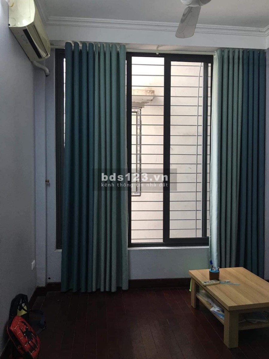 Bán nhà Phố Trần Quý Cáp, Ô tô đỗ cách 15m, 23/25m2, giá 2,3 tỷ