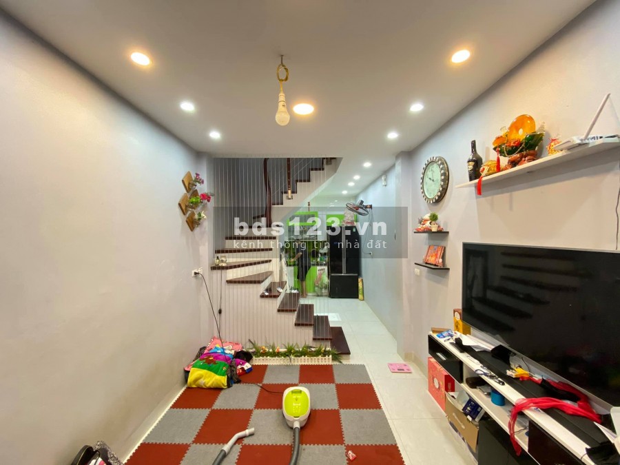 Bán nhà Phố Trần Quý Cáp, Ô tô đỗ cách 15m, 23/25m2, giá 2,3 tỷ