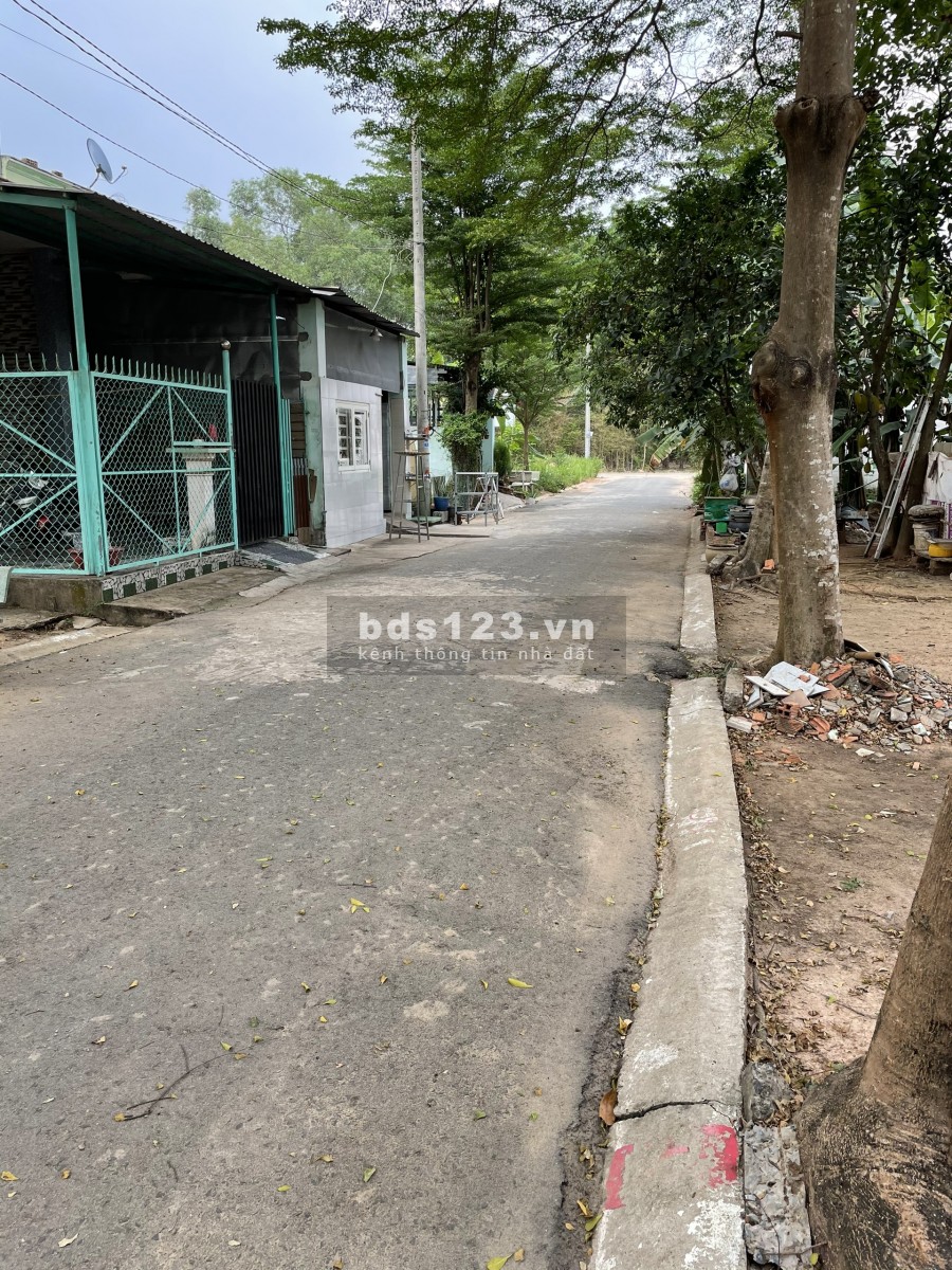 Cần tiền trả nợ gia đình tôi cần bán lô đất sát quốc lộ 13, đường thông dân đông
