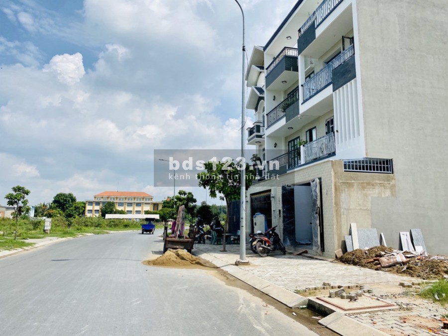 Mua đất nên chọn đất đã có sổ hồng riêng, cơ sỡ hạ tầng hoàn thiện, vị trí đẹp, bán đất 80m2 Bình Chánh