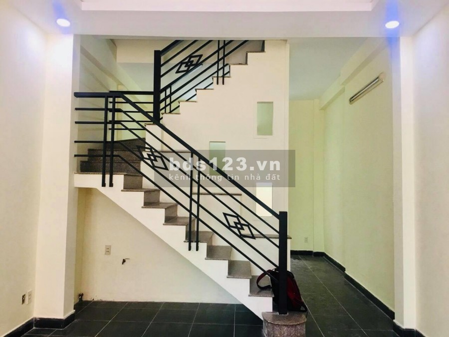 Định cư nước ngoài cần bán gấp nhà Trần Văn Hoàng 35m2 giá rẻ 3 tỷ 6