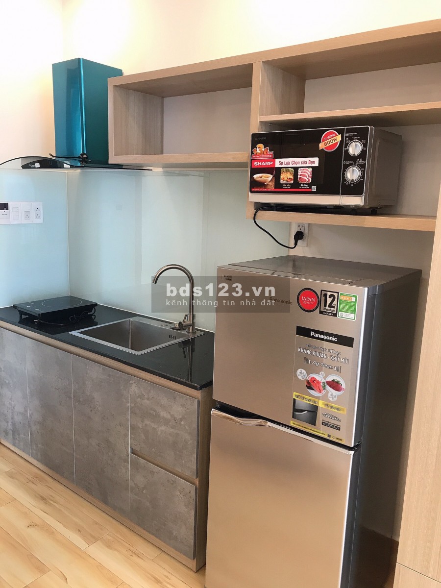 Căn hộ đủ nội thất có ban công view sông quận Phú Nhuận