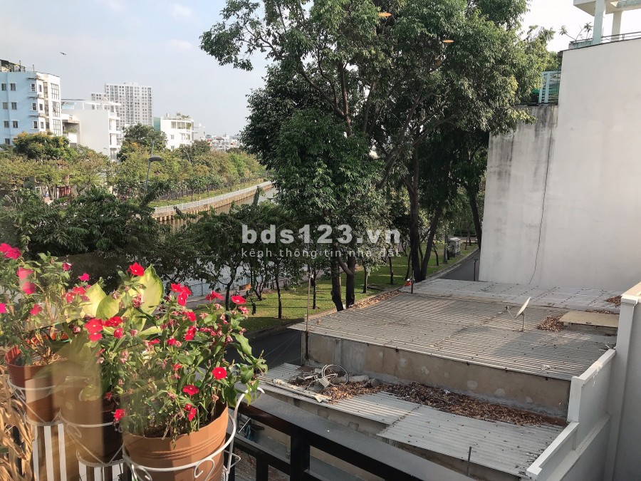 Căn hộ đủ nội thất có ban công view sông quận Phú Nhuận