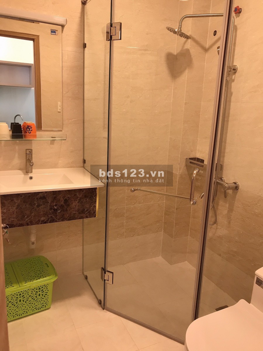 Căn hộ đủ nội thất có ban công view sông quận Phú Nhuận