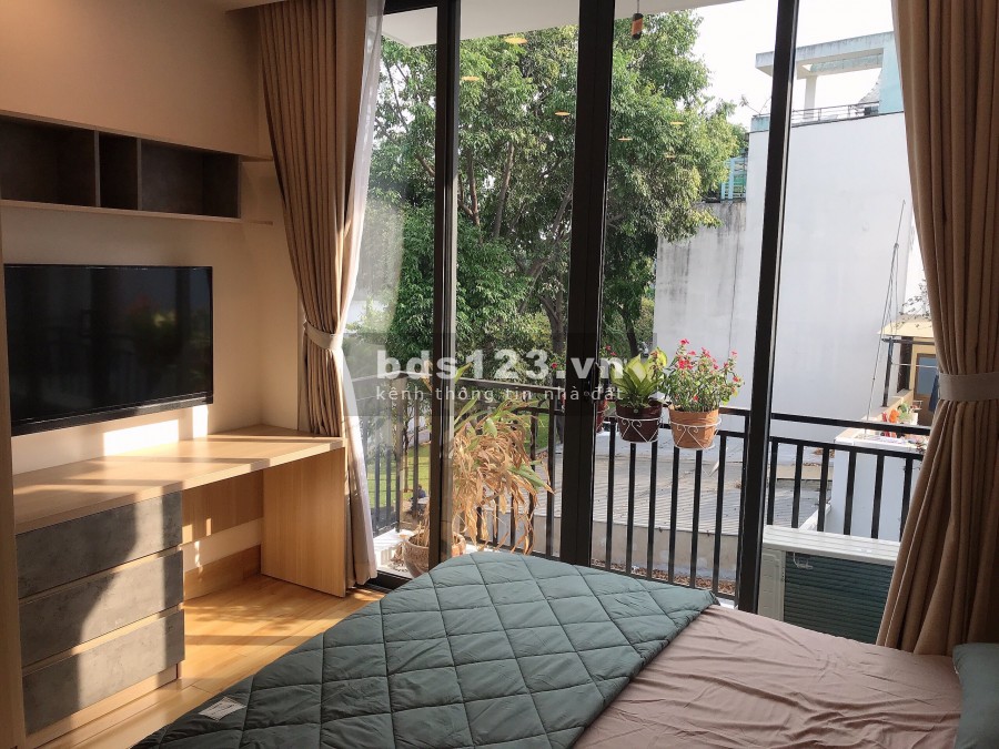 Căn hộ đủ nội thất có ban công view sông quận Phú Nhuận