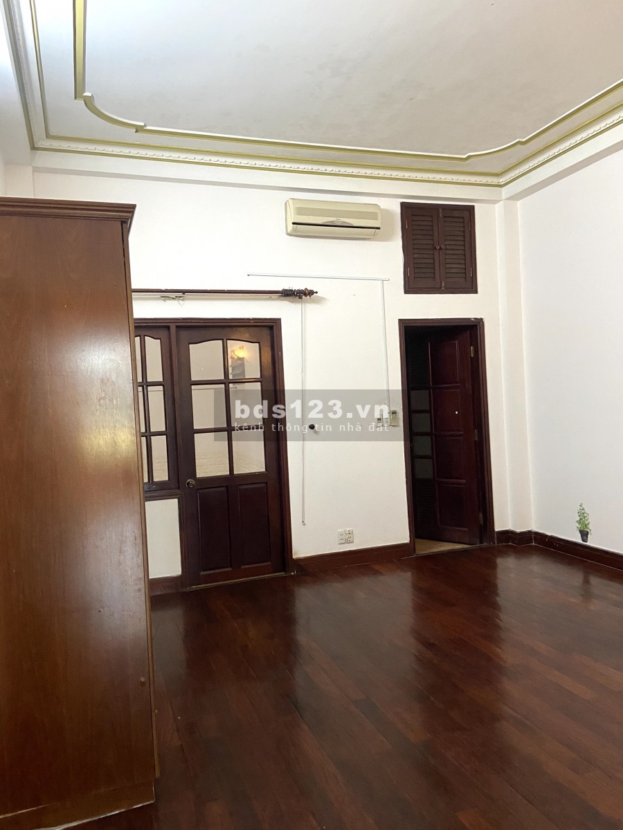 Mặt tiền D1, 4 sàn 5x20m (100m2) gồm 6 phòng,4wc, full máy lạnh, giá 35tr/th.