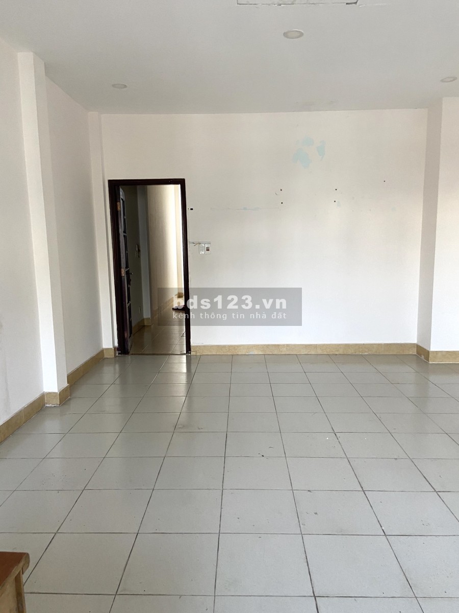Mặt tiền D1, 4 sàn 5x20m (100m2) gồm 6 phòng,4wc, full máy lạnh, giá 35tr/th.