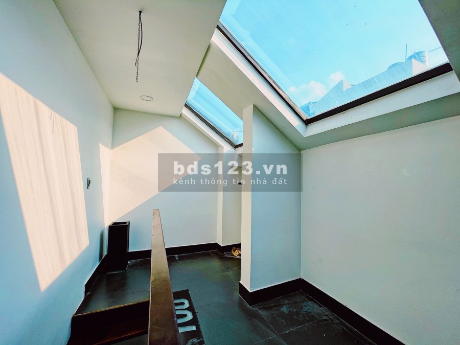 Nhà bán đường Huỳnh Văn Bánh, quận Phú Nhuận. Nội thất cao cấp tặng kèm. Giá chỉ 8,5T