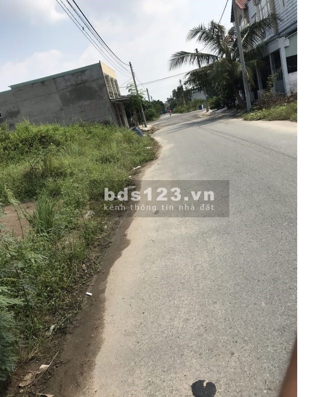 Tôi bán lô đất, đối diện chợ Long Cang 125m2, đã có SHR, đường nhựa