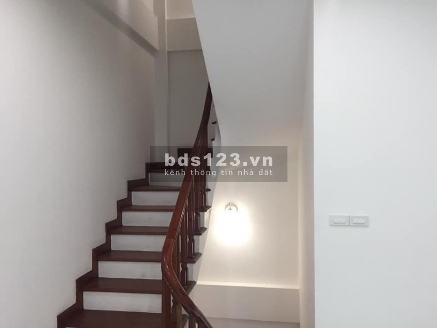 Ô tô đỗ cửa, vào nhà, kinh doanh, Bát Khối, Long Biên, hà Nội