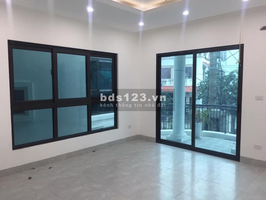 Ô tô đỗ cửa, vào nhà, kinh doanh, Bát Khối, Long Biên, hà Nội