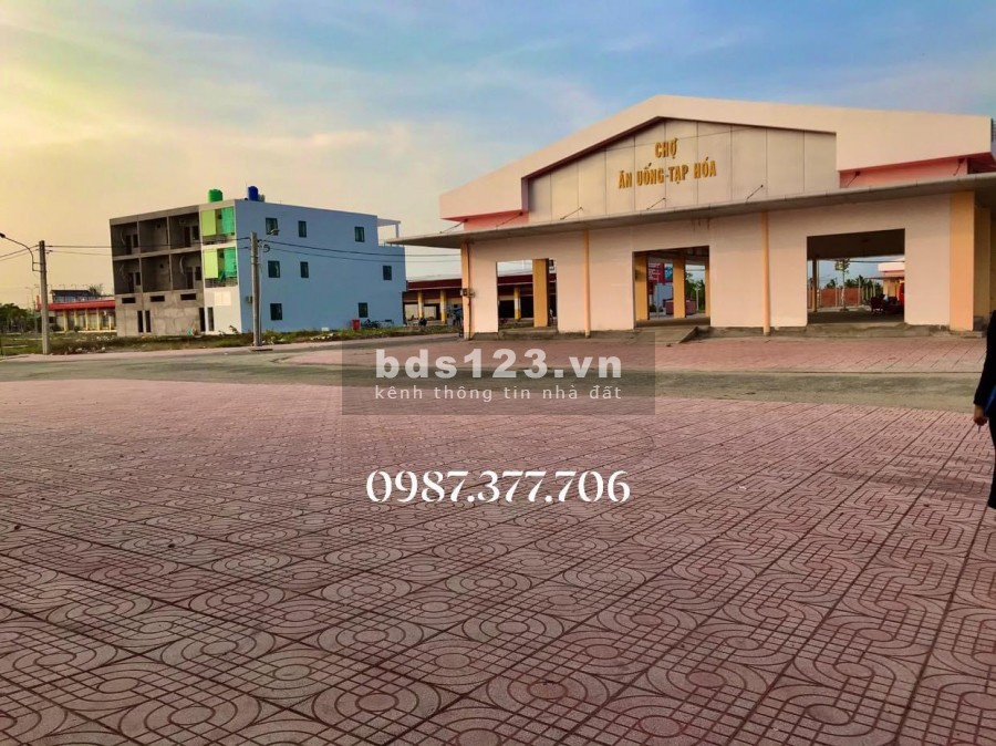 Đất chợ huyện Thạnh Phú, đường Đồng Văn Dẫn