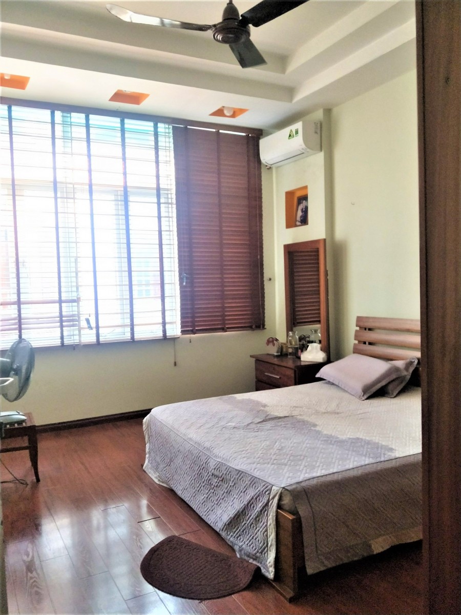 Bán nhà 5 tầng phố Hoàng Quốc Việt 48m2 mặt tiền 5m giá bán 9.6 tỷ
