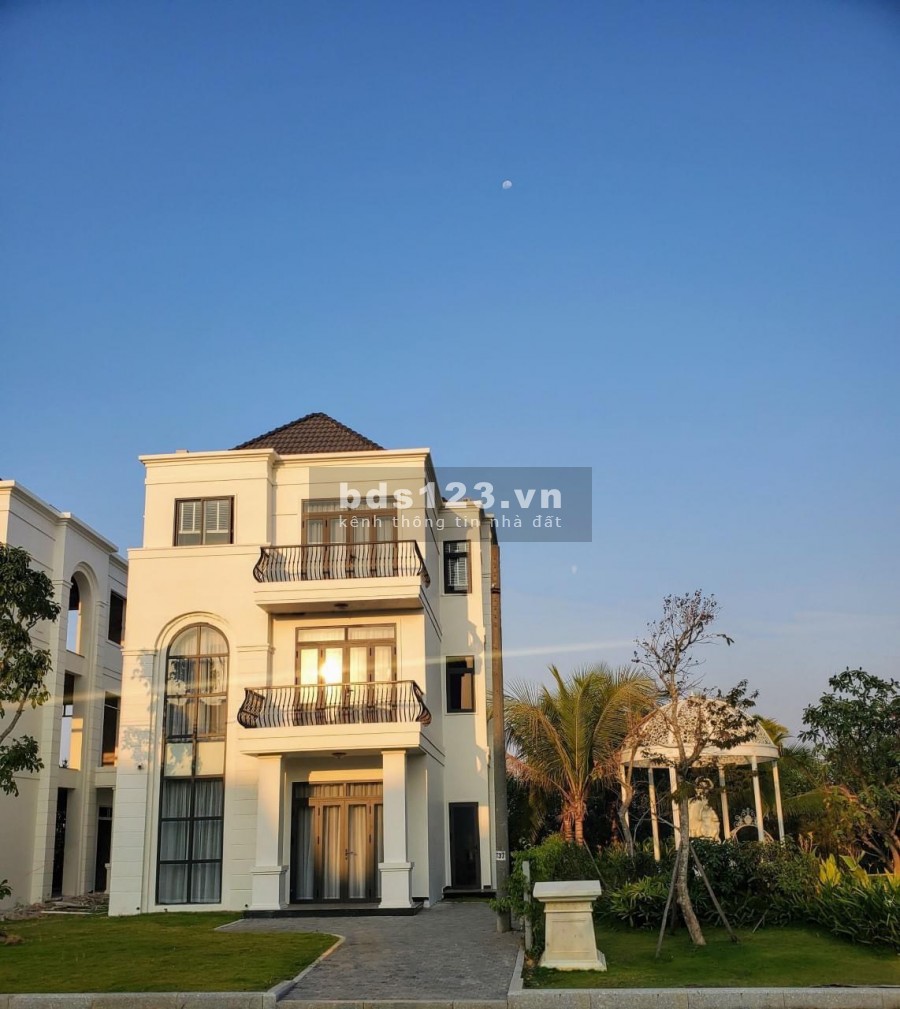 Biệt thự nghỉ dưỡng nằm trong sân golf duy nhất phía Tây Sài Gòn