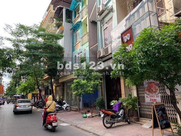 Mặt phố Ngô Gia Tự, kinh doanh, vỉa hè, ô tô tránh
