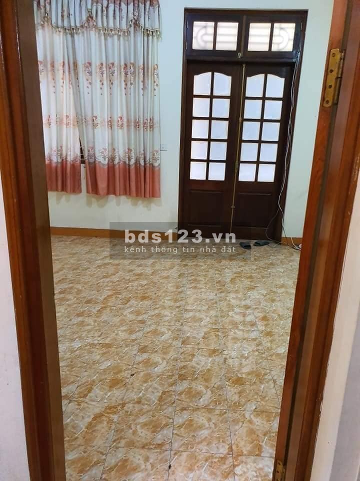 Mặt phố Ngô Gia Tự, kinh doanh, vỉa hè, ô tô tránh