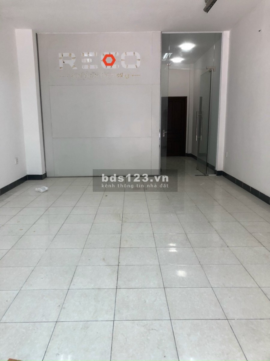 MT Tân Cảng 5x25m, trệt, 3lầu, cầu thang giữa phòng 40m2.