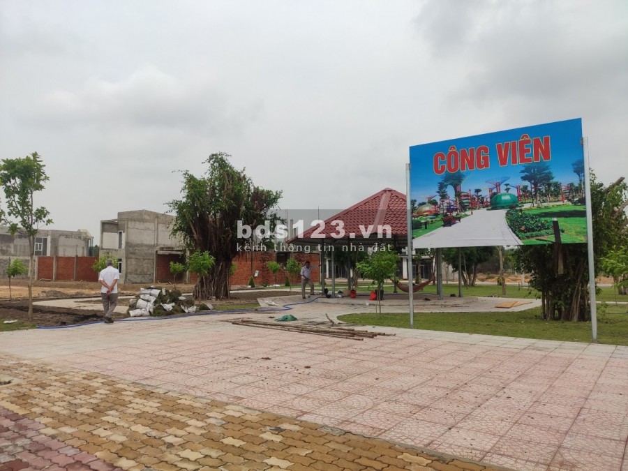 Lô góc 2 mặt tiền. Đối diện công viên cách QL 13. 100m