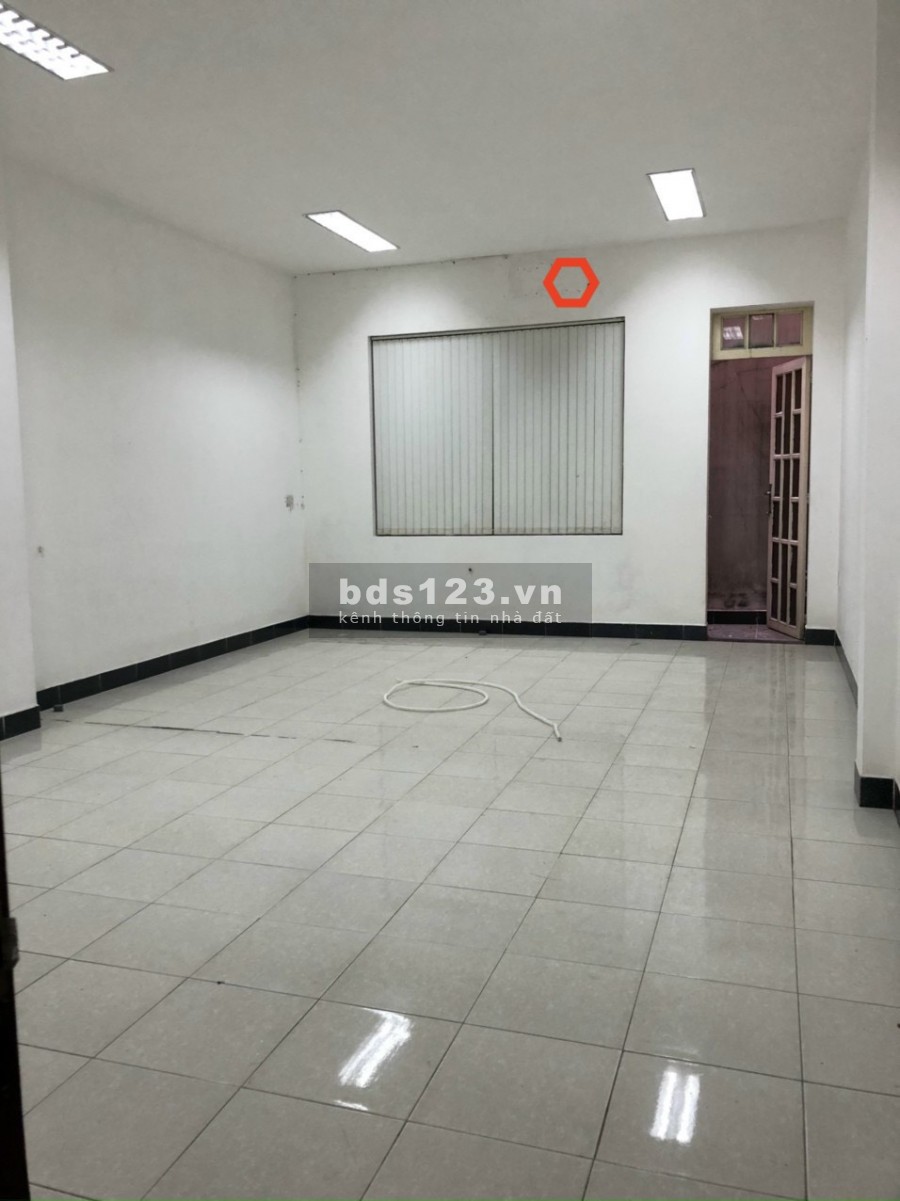 MT Tân Cảng 5x25m, trệt, 3lầu, cầu thang giữa phòng 40m2.