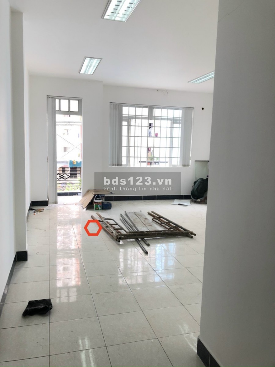 MT Tân Cảng 5x25m, trệt, 3lầu, cầu thang giữa phòng 40m2.