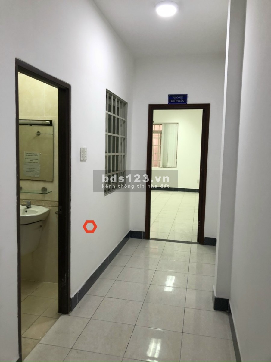 MT Tân Cảng 5x25m, trệt, 3lầu, cầu thang giữa phòng 40m2.
