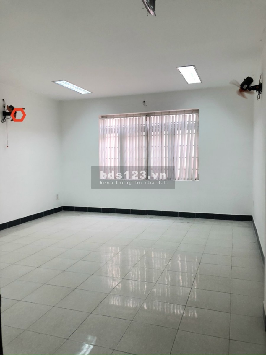MT Tân Cảng 5x25m, trệt, 3lầu, cầu thang giữa phòng 40m2.