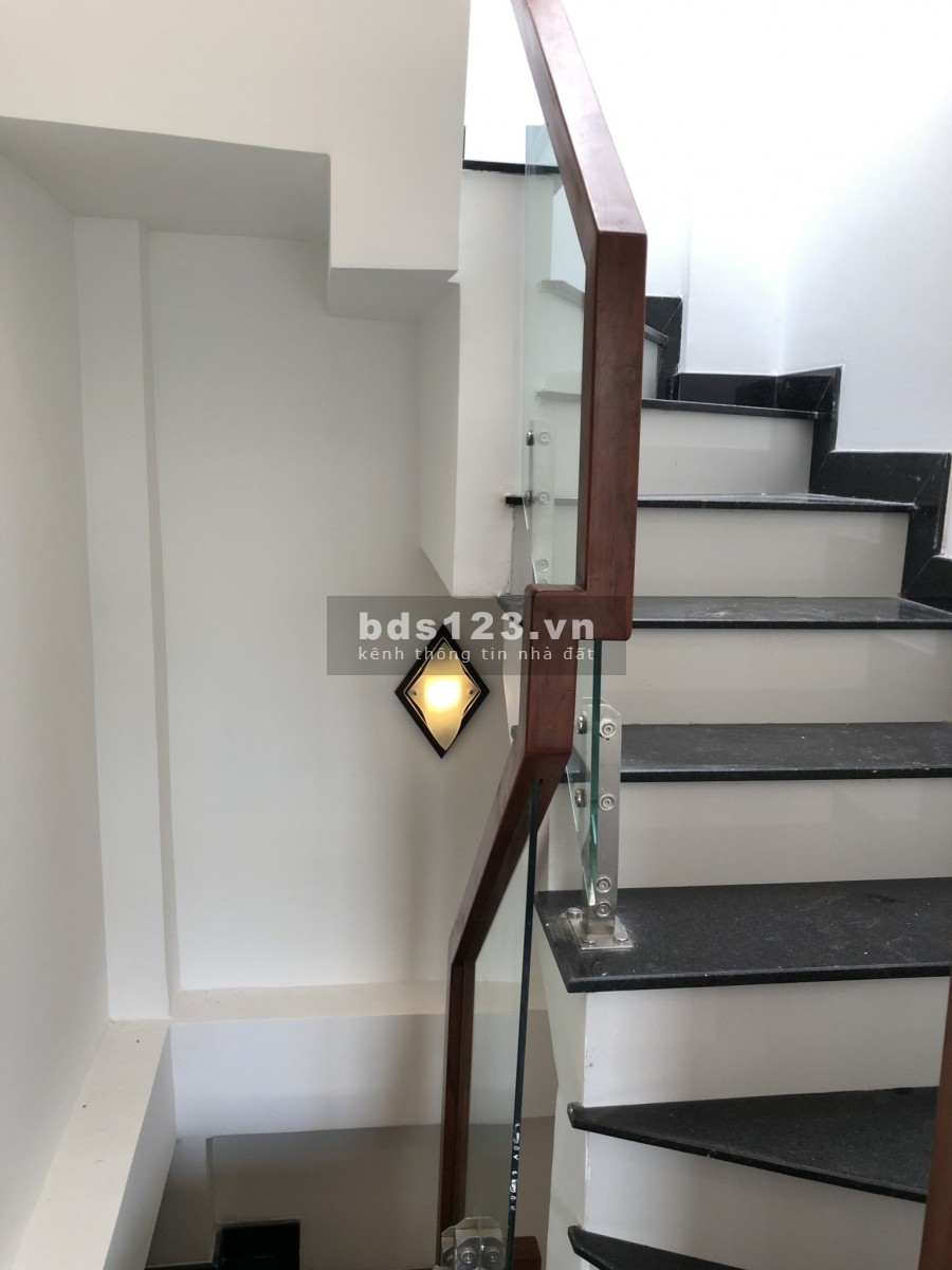Hẻm 4m Cách Mạng Tháng 8 F11 Q3 Căn góc 2 mặt tiền hẻm có cửa hậu Dt 3.3m x 9.5m nở hậu 3.5m 1 trệt 1 lầu