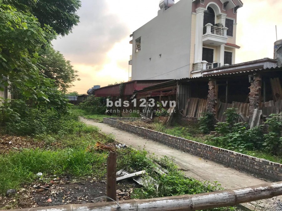 Mảnh đất nẳm ở vị trí Sốt sình sịch tại Long Biên.