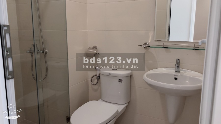 Cho thuê 2PN, 2WC C/c Moonlight Boulevard có rèm, máy lạnh, máy nước nóng giá 8.5 tr/tháng