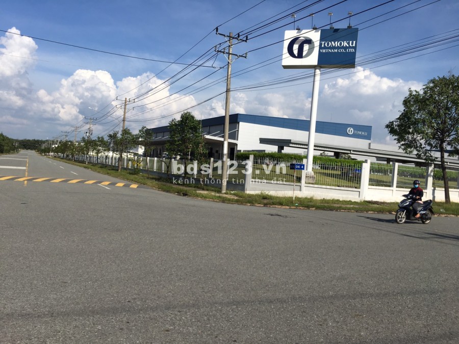 Bán nhà trọ, 300m2 12p+ 2kiot, góc chợ đối diện khu công nghiệp, cần bán nhanh