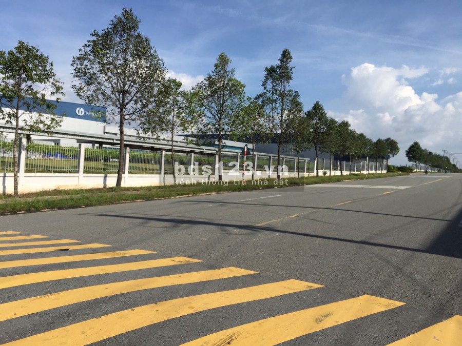 Bán nhà trọ, 300m2 12p+ 2kiot, góc chợ đối diện khu công nghiệp, cần bán nhanh