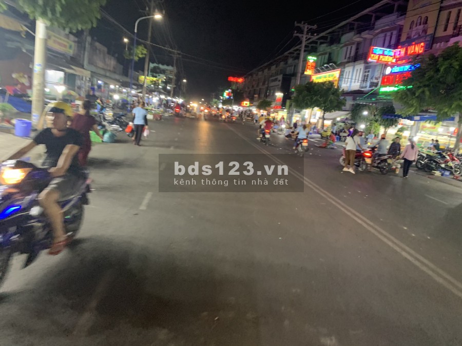 Bán nhà trọ, 300m2 12p+ 2kiot, góc chợ đối diện khu công nghiệp, cần bán nhanh