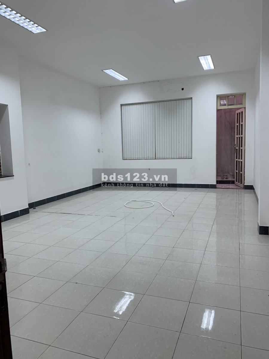 MT Tân Cảng, dt 5x23m,1 trệt 3 lầu gồm 7P lớn 45m2, chứa được nhân viên 100 người.