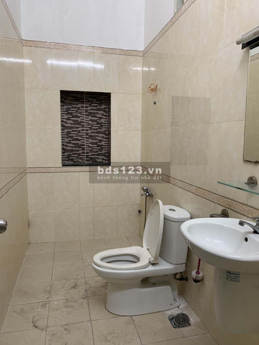 MT Tân Cảng, dt 5x23m,1 trệt 3 lầu gồm 7P lớn 45m2, chứa được nhân viên 100 người.
