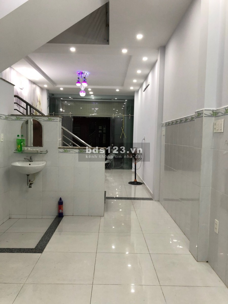 Nhà hai mặt hem Văn Cao 70m2, 2 tầng , 6.45 tỷ