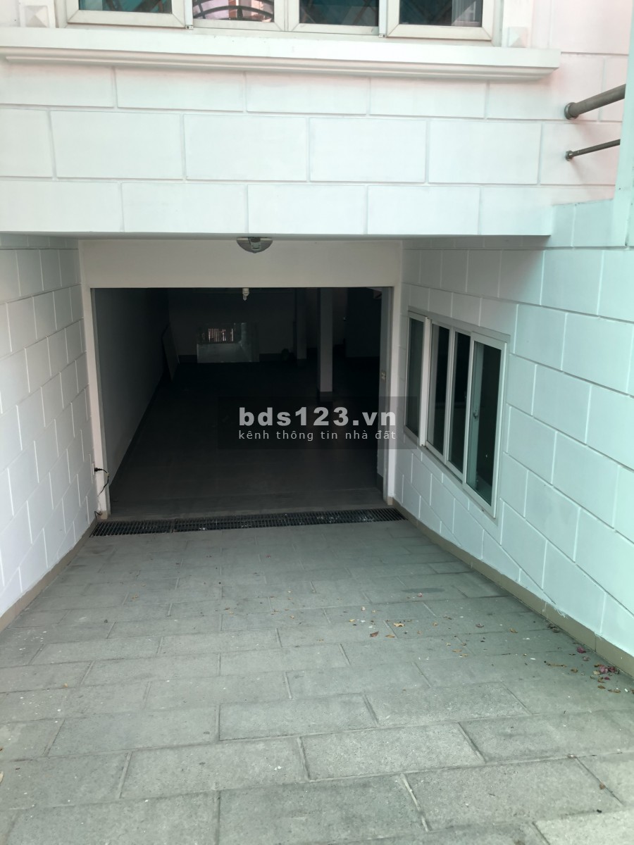 Nhà Mặt Tiền đường Hoa Lan 8x18m Hầm Trệt 3 lầu 16P: cho làm CHDV