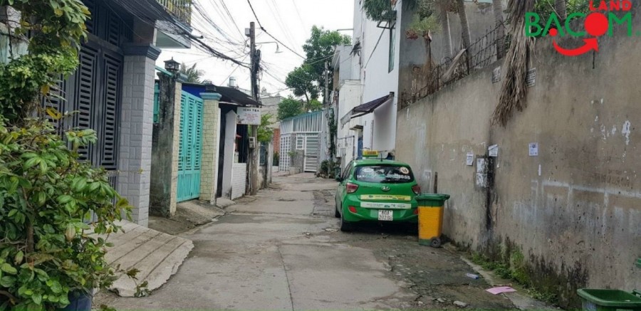 Bán nhà An Bình, gần trường chính trị, cách đường Vũ Hồng Phô chỉ khoảng 300m.Nhà cấp 4 còn mới đẹp, có sân để oto, đường oto ra vào thoải mái