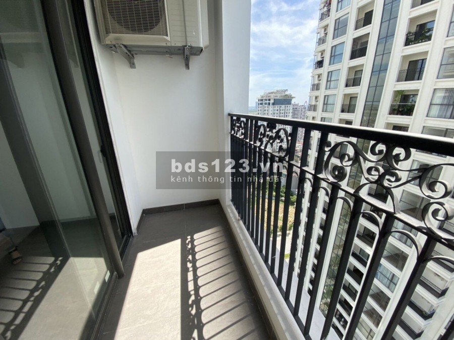 Bán căn hộ tòa R1 Sunshine Riverside 2 phòng ngủ, ban công hướng Tây giá 2.35 tỷ