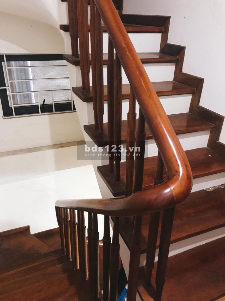 Bán nhà Trung Kính phân lô diện tích 36m giá 3,95 tỷ, ô tô đỗ cổng, 3 mặt thoáng, nội thất xịn full.