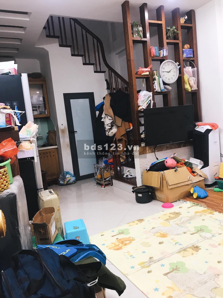 Bán nhà Trung Kính phân lô diện tích 36m giá 3,95 tỷ, ô tô đỗ cổng, 3 mặt thoáng, nội thất xịn full.
