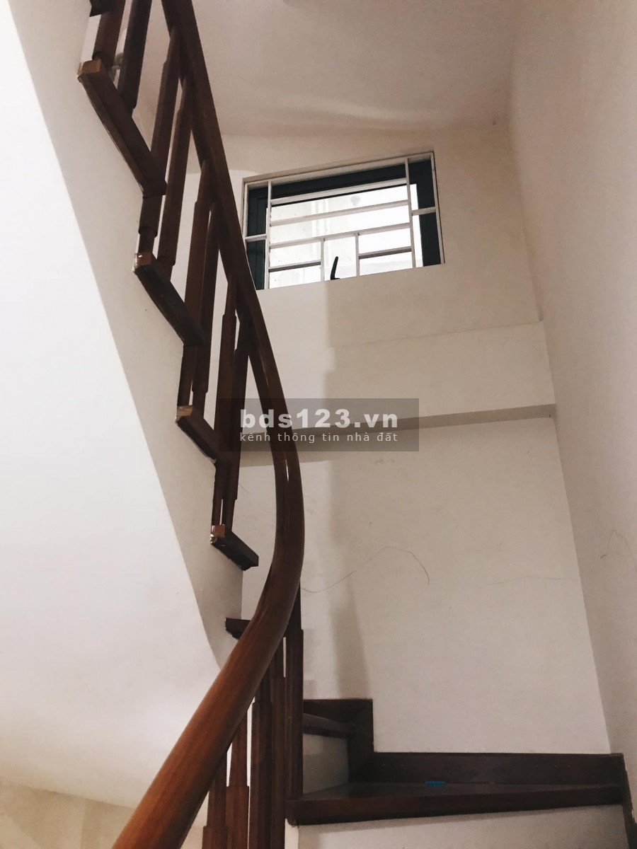 Bán nhà Trung Kính phân lô diện tích 36m giá 3,95 tỷ, ô tô đỗ cổng, 3 mặt thoáng, nội thất xịn full.