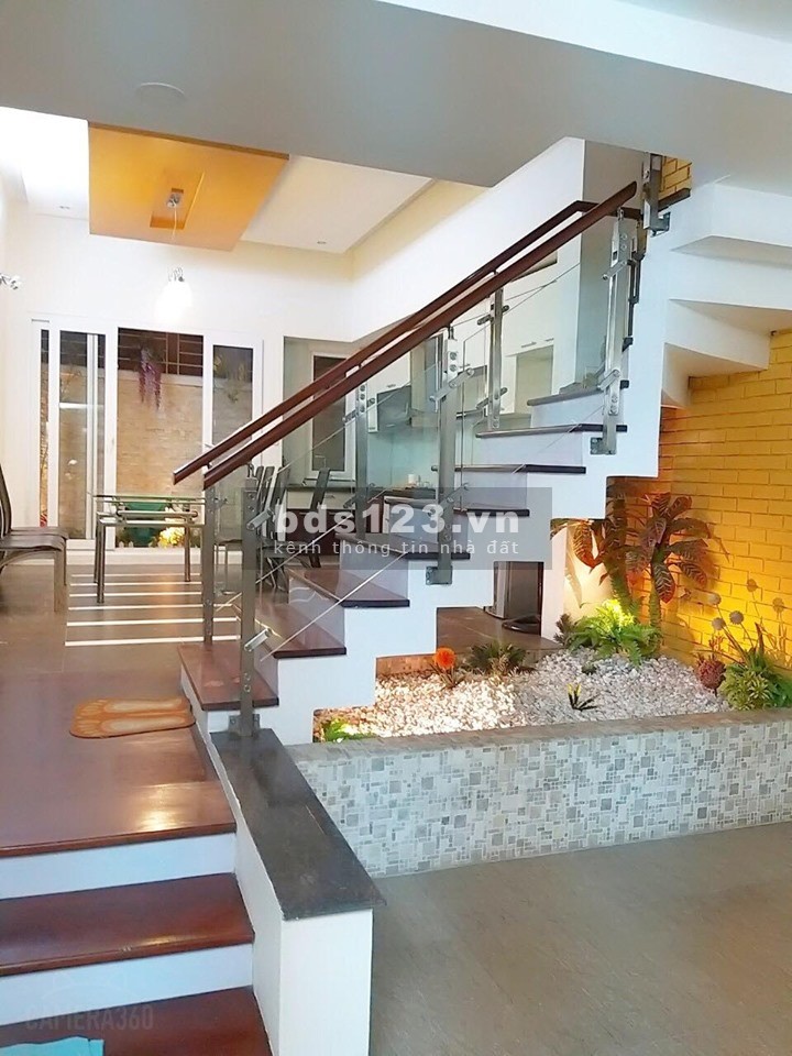Chính Chủ bán nhà Ngọc Lâm, Ô TÔ vào nhà , cách cầu 100m nhà đẹp kiên cố,KD