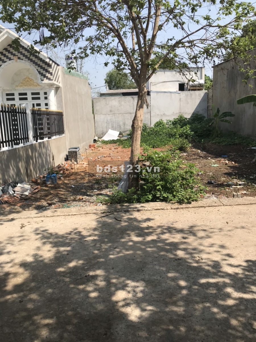 Vợ chồng tôi kinh doanh thua lỗ, muốn sang lại lô đất trong khu đô thị mới Bình Dương để lấy vốn làm ăn. 
