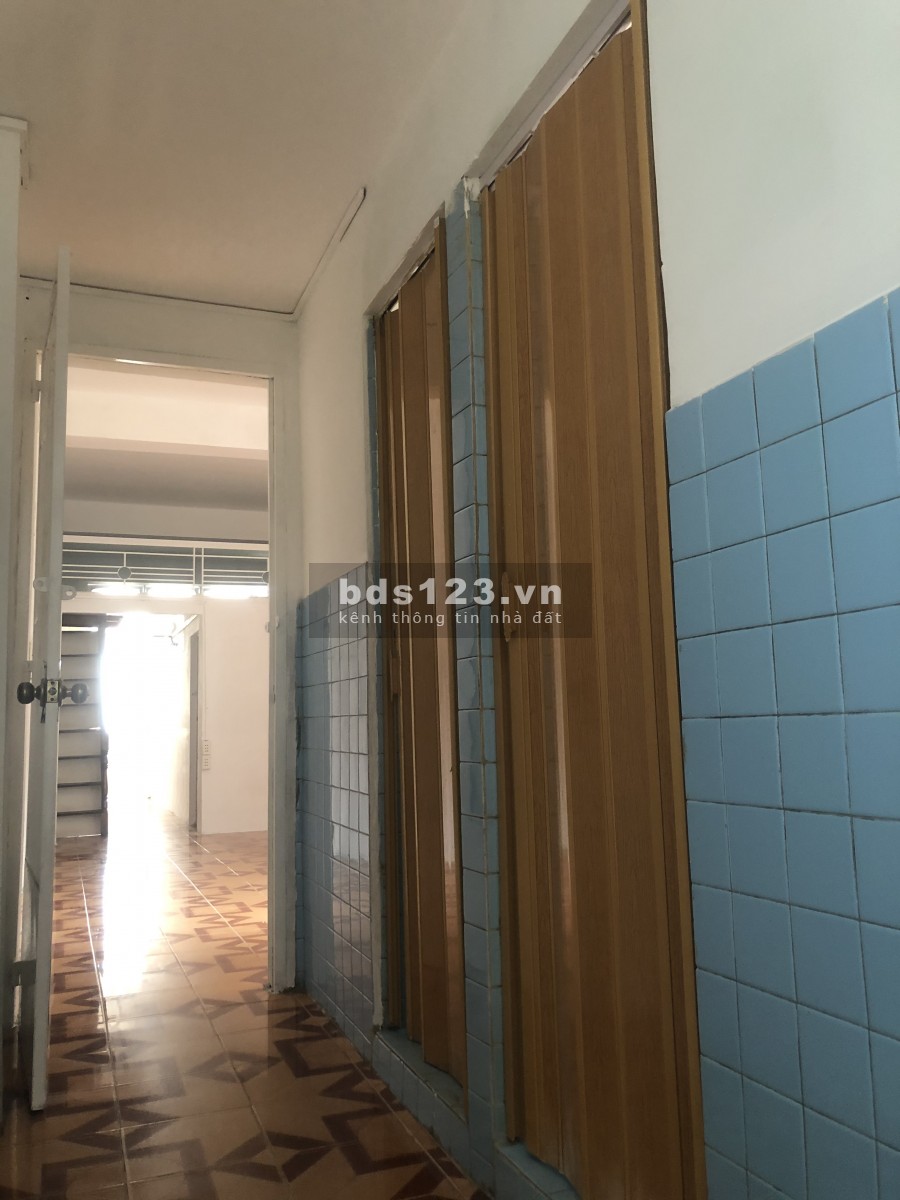 Nhà mới sơn sửa mới tinh, trống, dọn vào ở ngay...