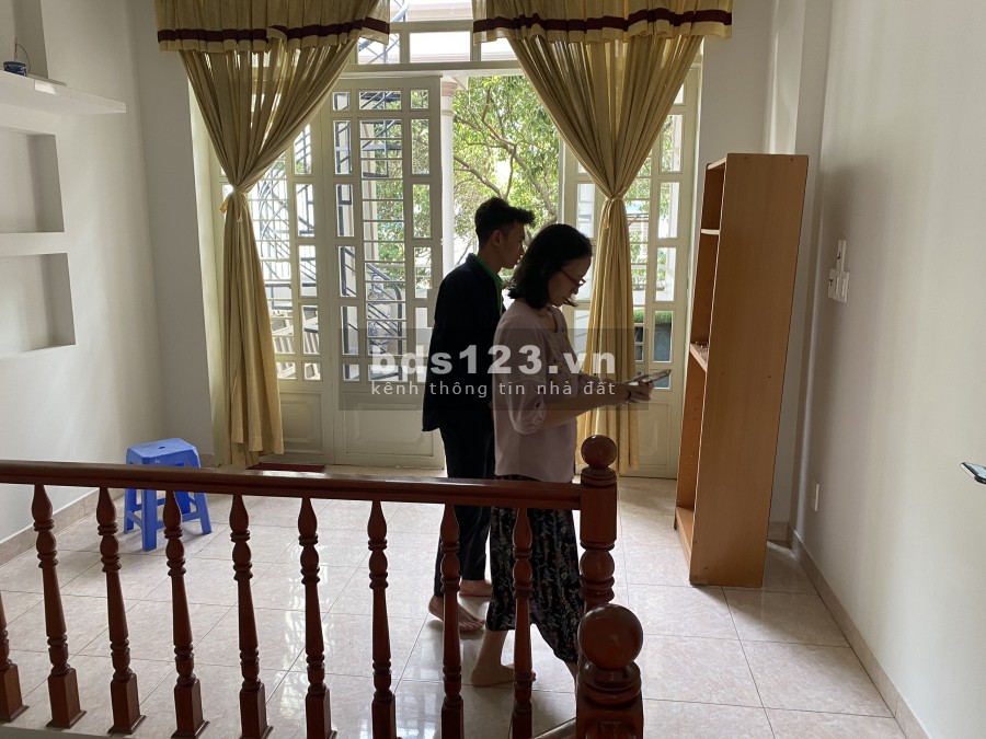 Nhà Đẹp Khu Cư Xá Nguyên Hồng Trệt 2Lầu ST Giá 23Tr/th