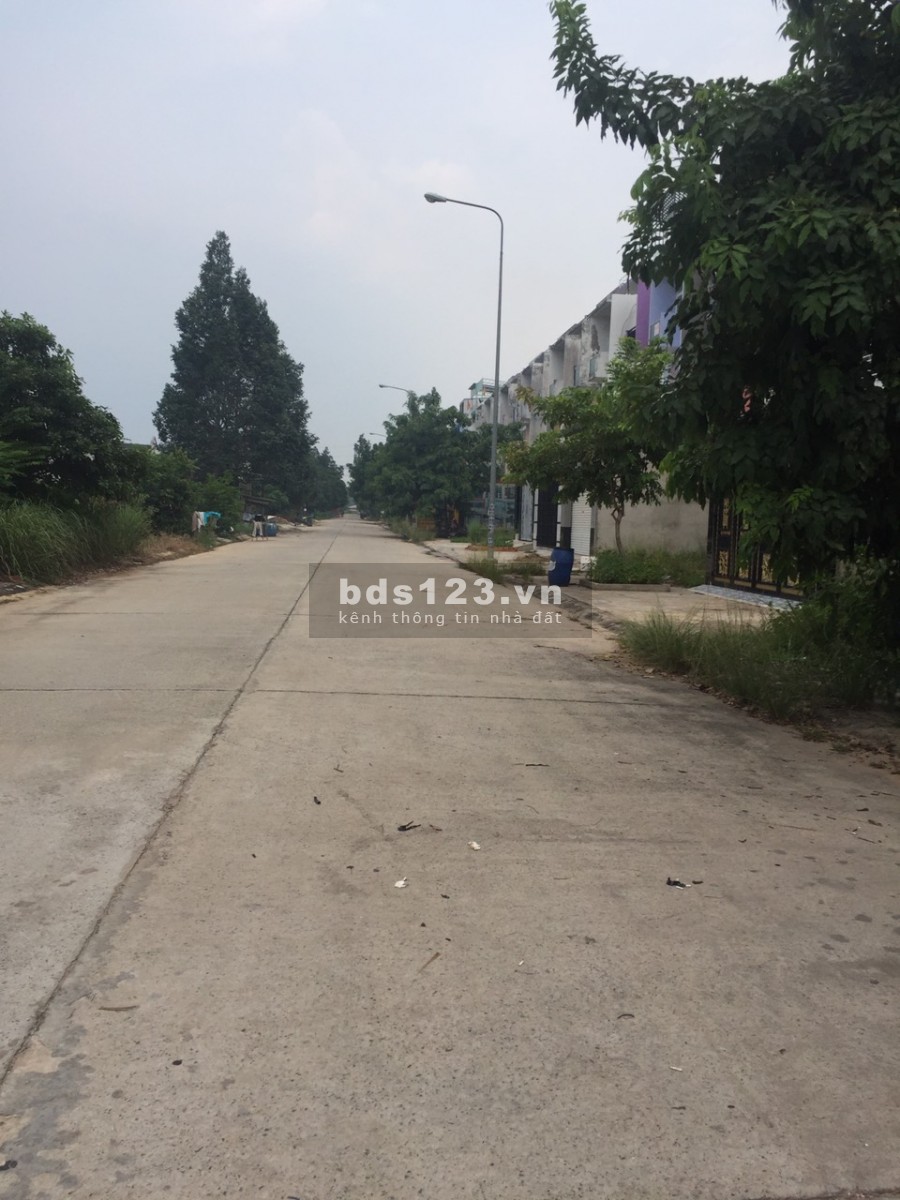 Vợ chồng tôi kinh doanh thua lỗ, muốn sang lại lô đất trong khu đô thị mới Bình Dương để lấy vốn làm ăn. 