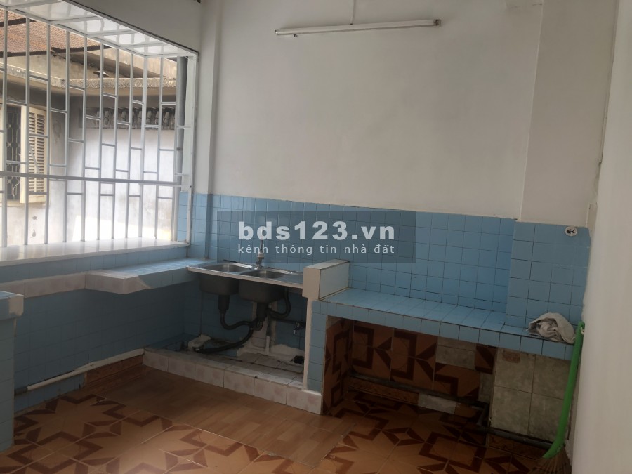 Nhà mới sơn sửa mới tinh, trống, dọn vào ở ngay...