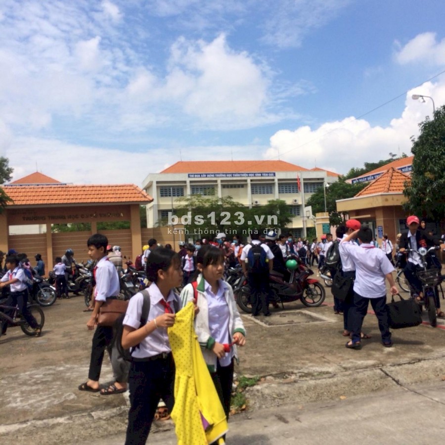 Vợ chồng tôi kinh doanh thua lỗ, muốn sang lại lô đất trong khu đô thị mới Bình Dương để lấy vốn làm ăn. 