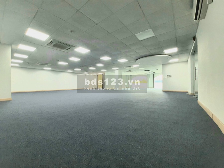 Nhà Cho Thuê Hoàng Việt , P4, Q.Tân Bình, DT: 15x20m, 1 lầu.